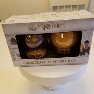NIB Harry Potter Ceramic Salt Pepper Shaker Set Wizarding World